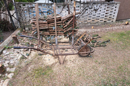 Praktická kovová koza na pílenie dreva