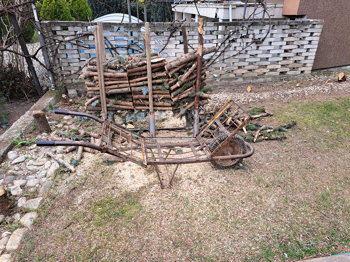 Praktická kovová koza na pílenie dreva