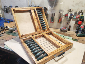 V obchode ho nekúpite! Miroslav si vyrobil originálny kufrík na skrutkovače