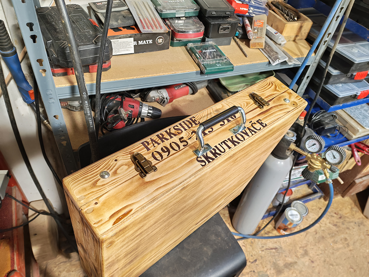 Výroba dreveného kufríka na skrutkovače