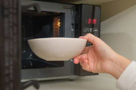Vkladanie misky do mikrovlnky