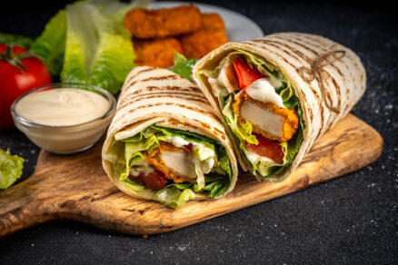 Čerstvá plnená tortilla so zeleninou a kuracím mäsom