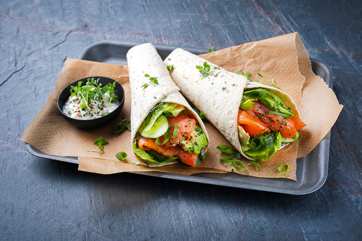 Tortilly plnené lososom a zeleninou