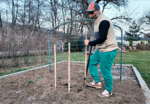 Jednoduché zapichovanie oporných kolíkov na paradajky: Lukáš vyrobil šikovný prípravok zo starej rúry