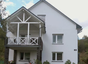 Vincent postupne premenil balkón na zastrešenú terasu. Firmu na to nepotreboval