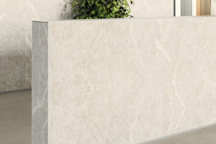 Veľkoformátová dlažba v modernej obývačke