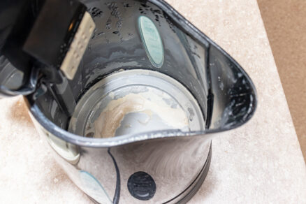 Vodný kameň na dne kanvice