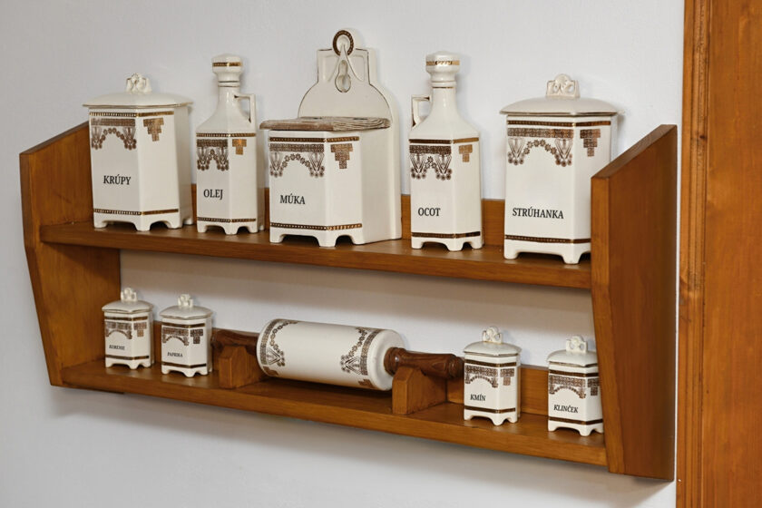 Rustikálna polička na koreničky