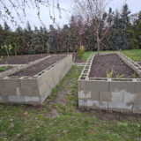 Vyvýšené záhony za 200 €? Manželia stavili na debniace tvárnice, ktoré netreba betónovať