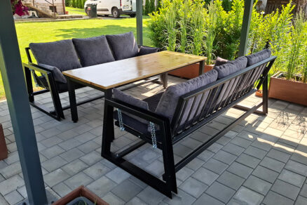 Záhradné posedenie na terase s hojdačkou