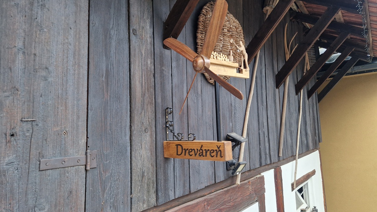 Výroba dreveného drevorubača poháňaného vetrom