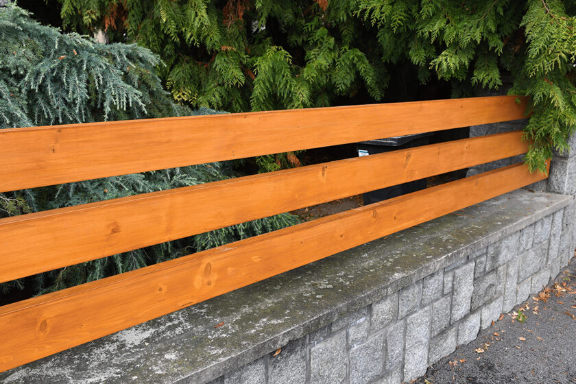 Drevený plot natretý lazúrou