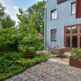 Premena, ktorá vdýchla dušu neútulnému dvoru: Z átria vytvorili zelenú oázu s vodným prvkom a magnóliou