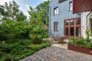 Premena, ktorá vdýchla dušu neútulnému dvoru: Z átria vytvorili zelenú oázu s vodným prvkom a magnóliou