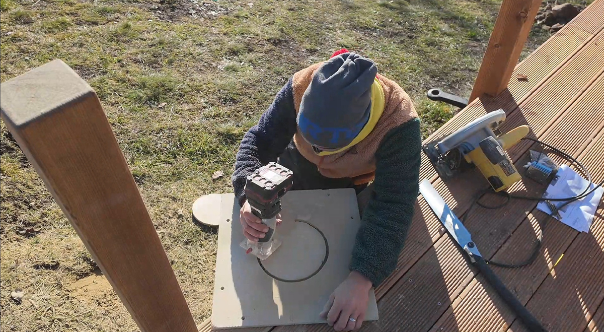 Vyrežte stredové otvory do cementovláknitých čiel boxu (priemer cca 160 mm pre 150 mm rúru).