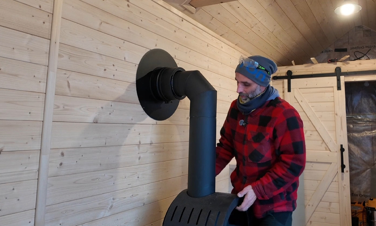 Pripojte dymovod k spotrebiču. Nezabudnite, že medzi spotrebičom a podlahou musí byť nehorľavá platňa, napríklad z plechu alebo tvrdeného skla.