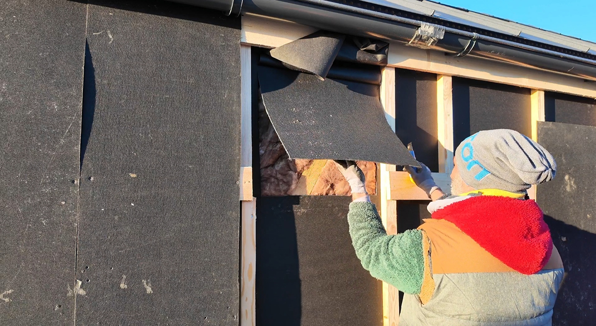 Na opačnej strane nakreslite na stenu štvorec medzi konštrukčnými hranolmi a odstráňte vonkajšie opláštenie steny.