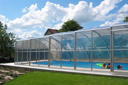 Plný polykarbonát s UV stabilizáciou na zastrešení záhradného bazéna