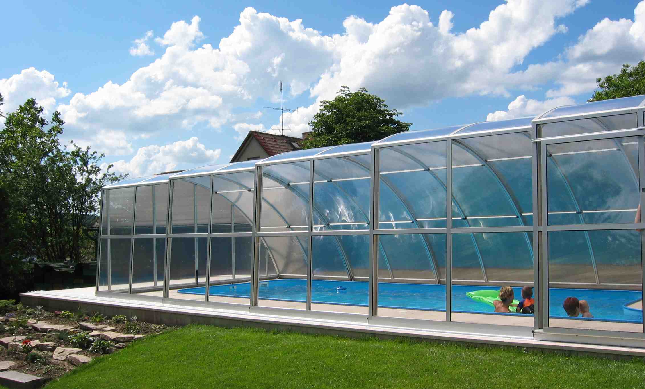Plný polykarbonát s UV stabilizáciou na zastrešení záhradného bazéna