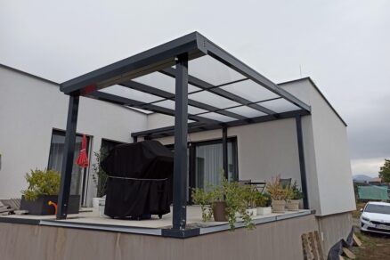 Plný polykarbonát s UV stabilizáciou ako zastrešenie terasy