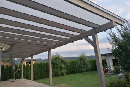 Plný polykarbonát s UV stabilizáciou ako zastrešenie terasy