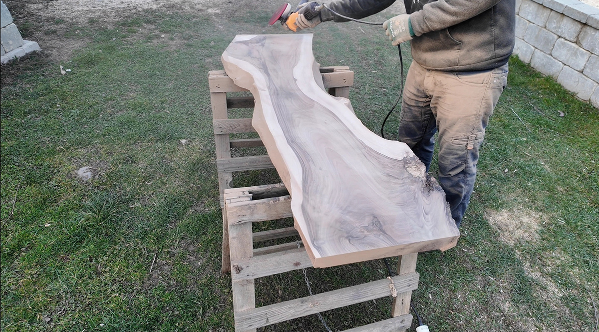 Vyberte si foršňu s peknou kresbou. Odrežte konce na požadovanú dĺžku, ideálne pod miernym uhlom, aby hrany nepôsobili príliš ostro. Celú plochu prebrúste brúsnym unášačom so zrnitosťou 60, aby ste odstránili nerovnosti po pílení. Ak má foršňa prírodné okraje, zbavte ich kôry a pomocou oceľovej alebo nylonovej kefy vyčistite reliéf až na zdravé drevo. 