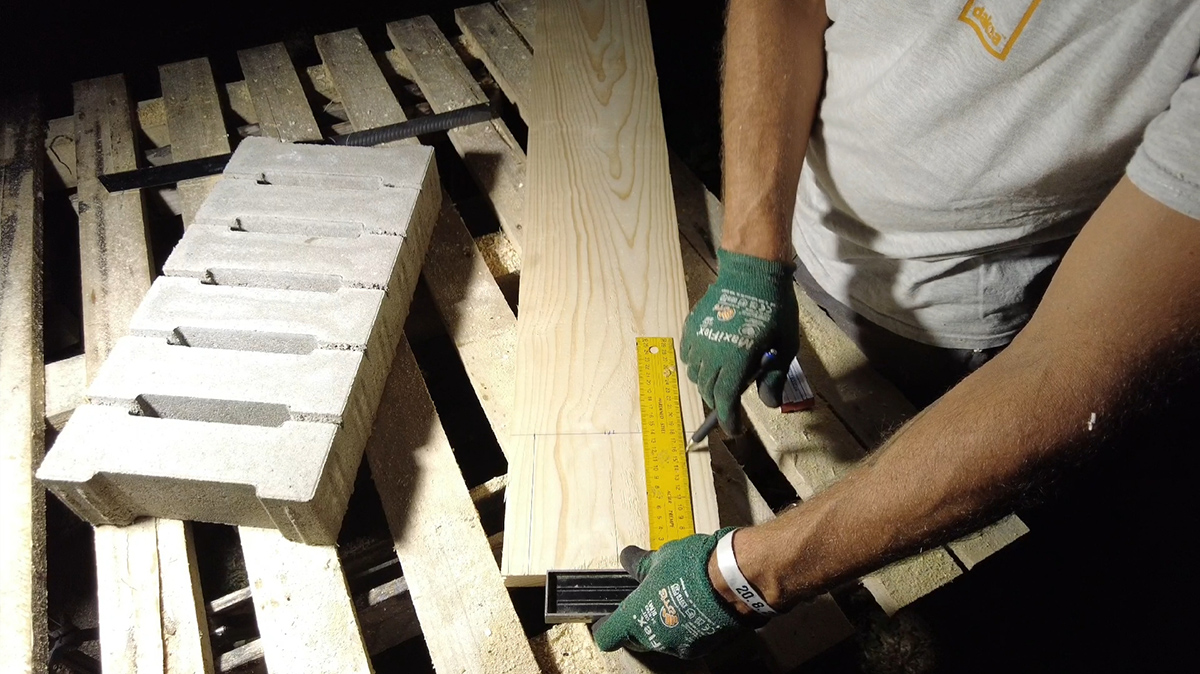 Doska má šírku 20 cm a drážku v dlažbe 14 cm, preto je potrebné po krajoch vyznačiť 3 cm na oboch stranách.