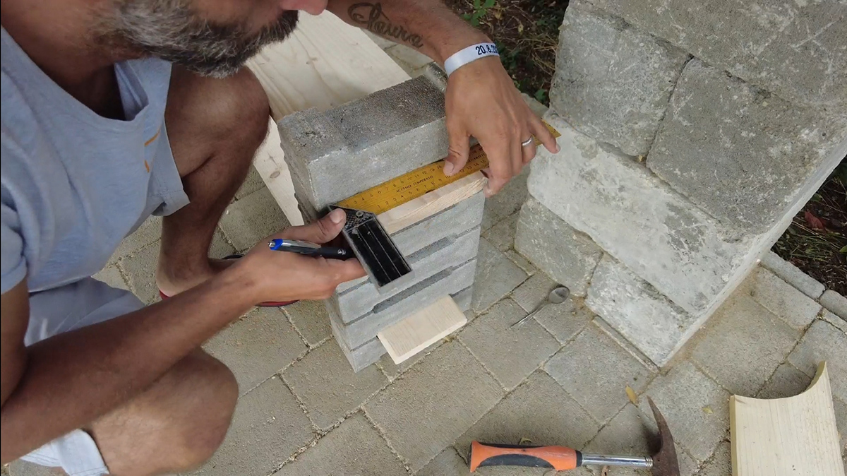 Označte si časť dosky, ktorá vystupuje z betónovej dlažby.