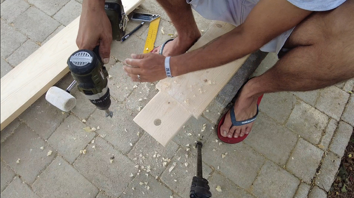 Do stredu vyčnievajúcej časti vyvŕtajte dieru s priemerom 25 mm. Kraj vyvŕtanej kružnice sa musí dotýkať čiarky, ktorú ste si označili v predchádzajúcom kroku.