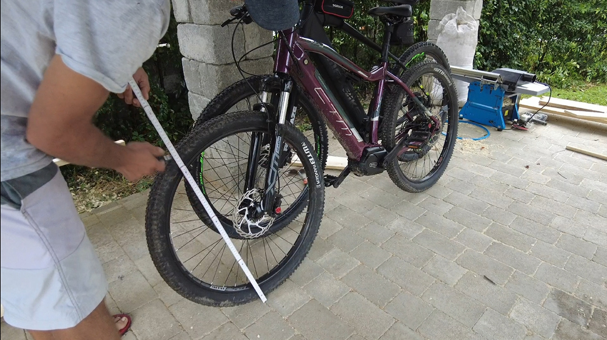 Odmerajte výšku predného kolesa a k nameranej výške pripočítajte hrúbku betónovej dlažby.