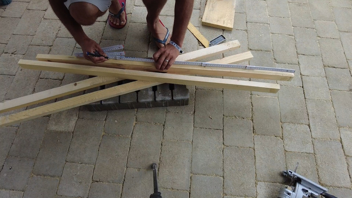 Nameranú vzdialenosť (v tomto prípade 85 cm) vyznačte na dosky.