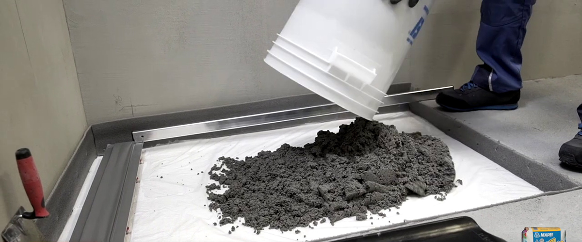 3 Čerstvú zmes naneste na pripravený podklad s vrstvou polyetylénovej fólie. Po obvode stavebnej konštrukcie, ktorá bude v styku s poterom, uložte dilatačný pás s hrúbkou približne 10 mm.