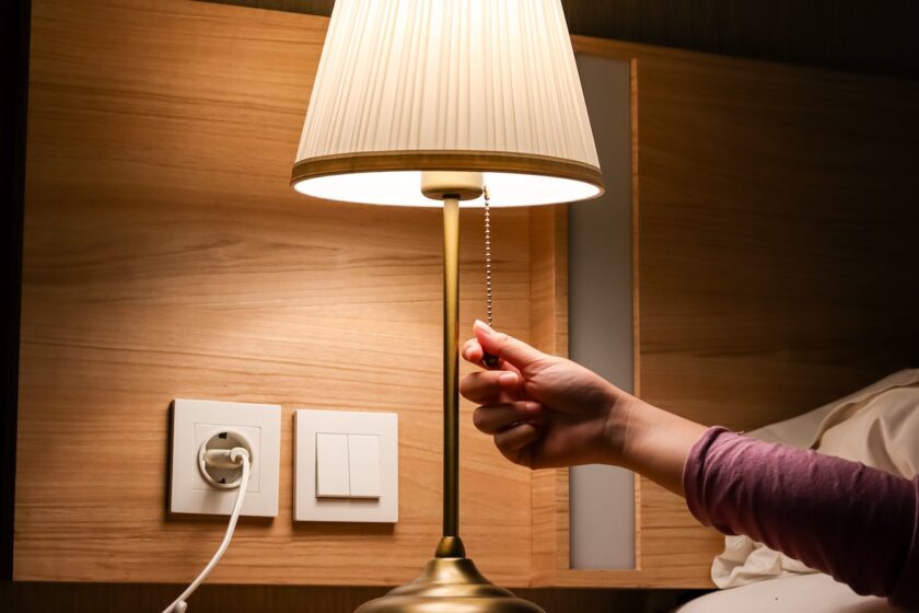 Stolná lampa na nočnom stolíku