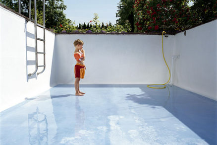Horúce leto v čistom bazéne - Junge_im_Pool-13837-300DPI