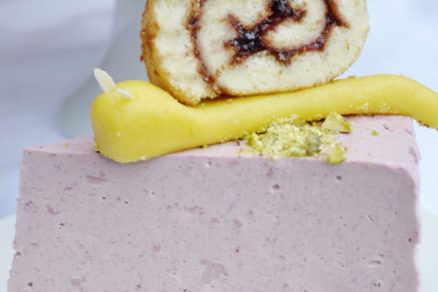 malinová torta s marcipánovými slimákmi