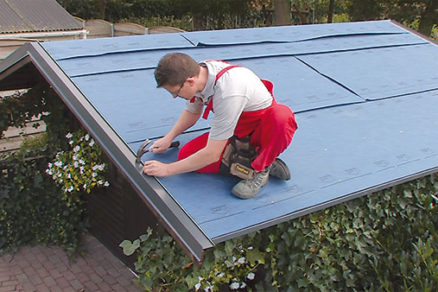 Renovujeme strechu záhradného domčeku - 04_IKO_zaveterne--oplechovanie