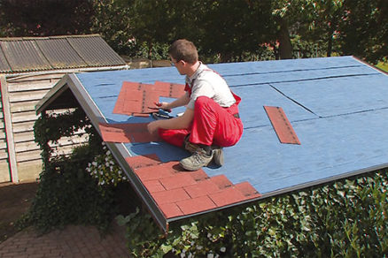 Renovujeme strechu záhradného domčeku - 07_IKO_pokladka-sindla