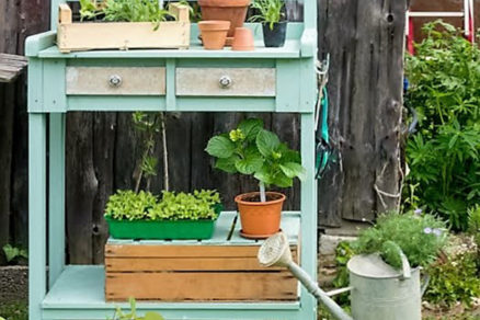 Záhradný stolček na presádzanie rastliniek