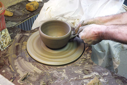 Zdobená miska z keramiky