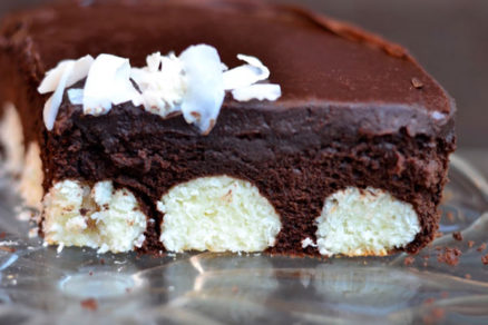 Čokoládová torta s kokosovo-tvarohovými guľkami