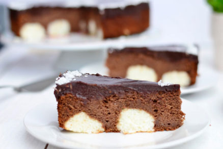 Čokoládová torta s kokosovo-tvarohovými guľkami