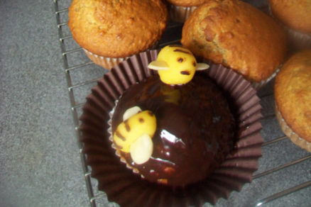 bananovo cokoladove muffiny s ozdobou