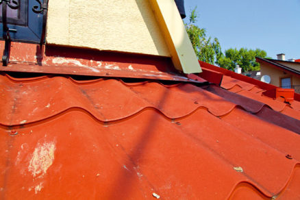Doťahovanie skrutiek na plechovej streche