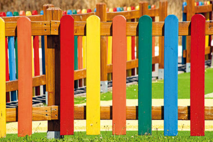 Ako správne natrieť drevený plot krycím farebným náterom