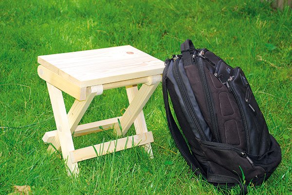 Praktický skladací stolček z dreva