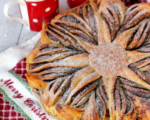 Vianočný škoricový koláč s nutelou v tvare hviezdy