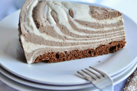 Kakaová pruhovaná torta so šľahačkou na domácom korpuse