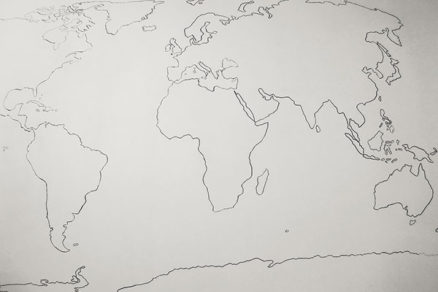 Sprestrite si nudnú bielu stenu mapou sveta