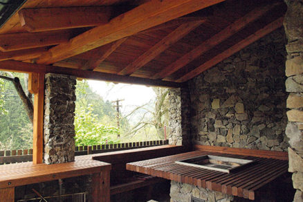 Kamenný altán s drevom - hrubá stavba