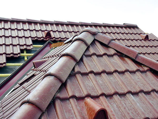 Rekonštrukcia strechy - montáž hrebeňa strechy